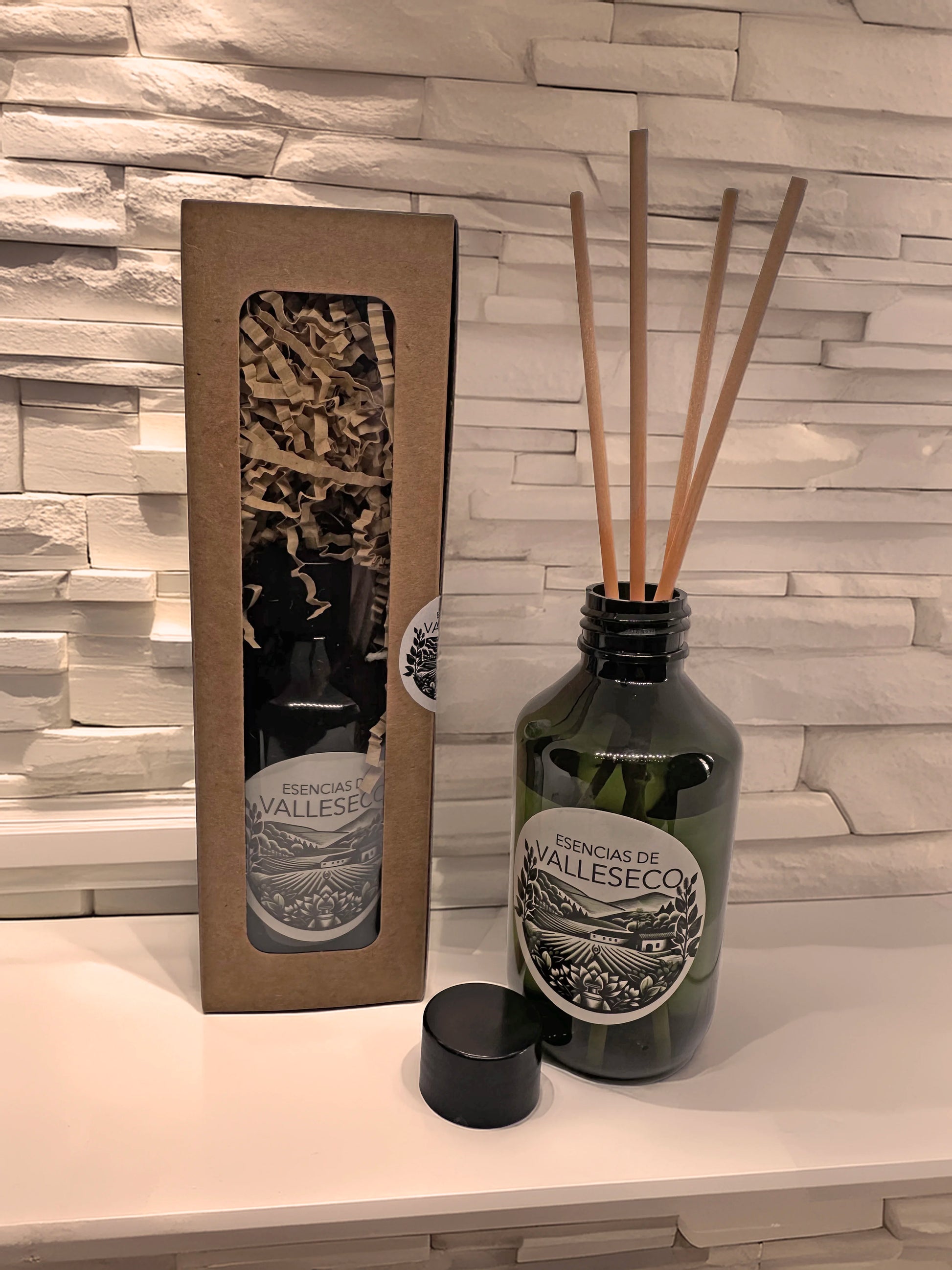 Mikado aromáticos, aromas exóticos y especiados con canela, almendra, cítricos o clavo para el hogar - Esencias de Valleseco.